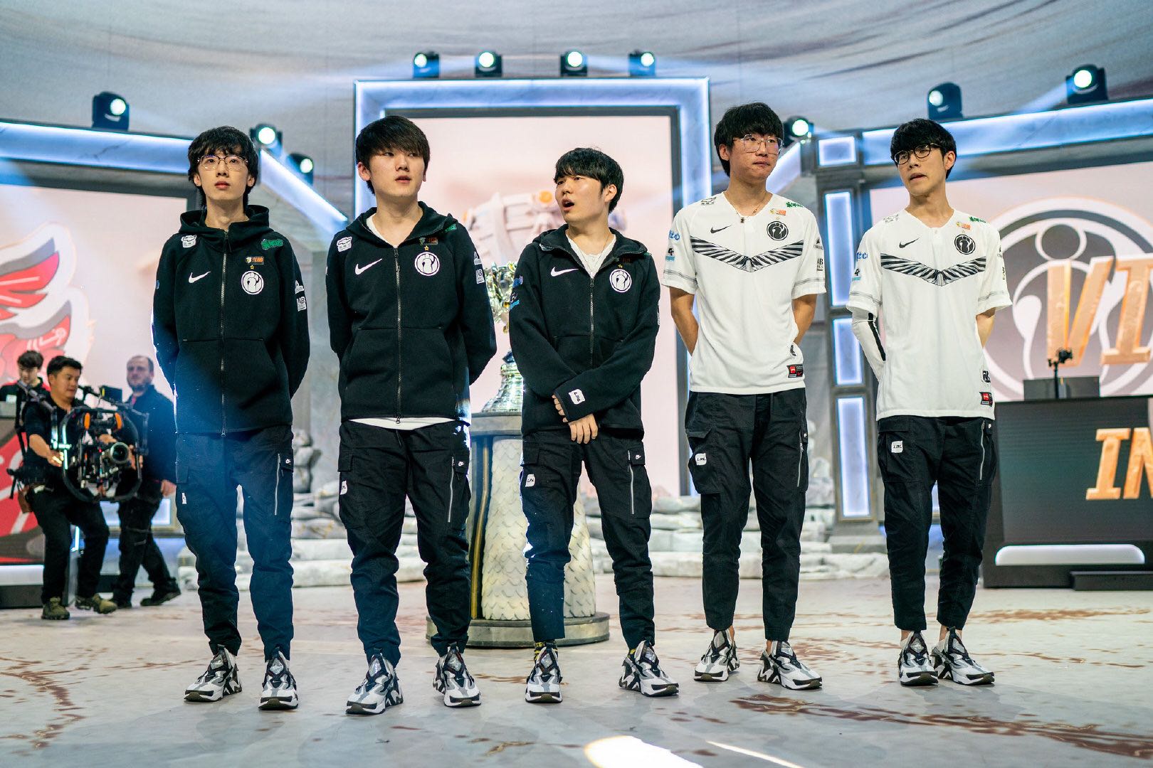 爱游戏体育-字母哥焦点对战，TheShy与90激战IG分钟，反败为胜胜负难料！